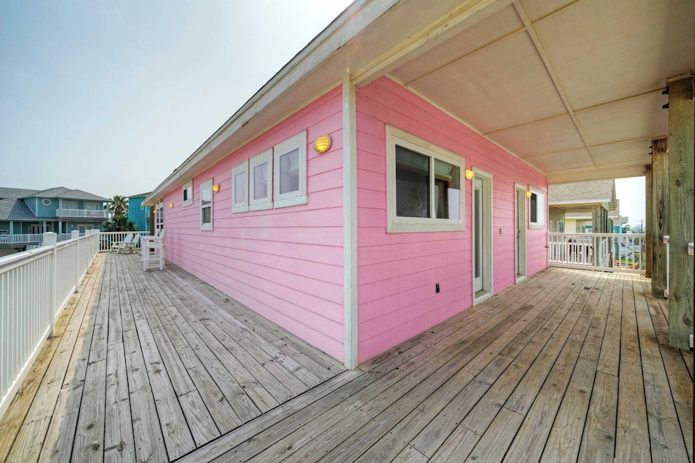Sleeps 24 2 Homes w/ Beach Boardwalk Access & Deck Views Steps to the Beach