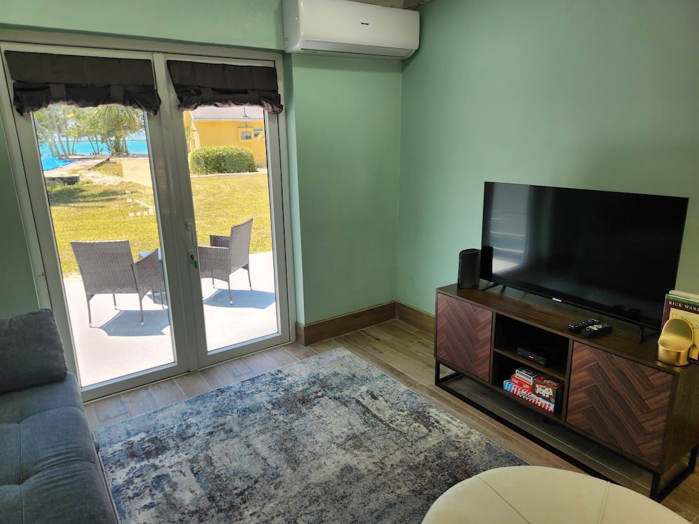 By The Bay - Brand New Apartment, Steps To The Sea, Walk To Town 1 Bedroom Apts