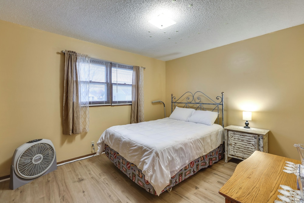 2 Mi to Kansas State Fairgrounds: Cozy Apartment!