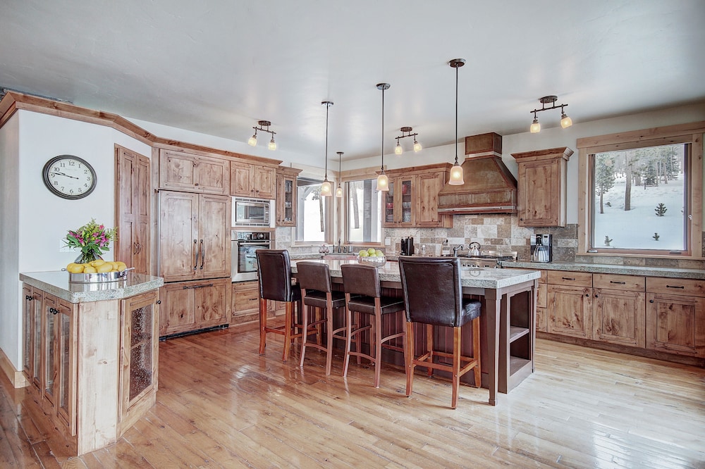Gold Run Getaway 5 Bedroom Home by RedAwning view 3