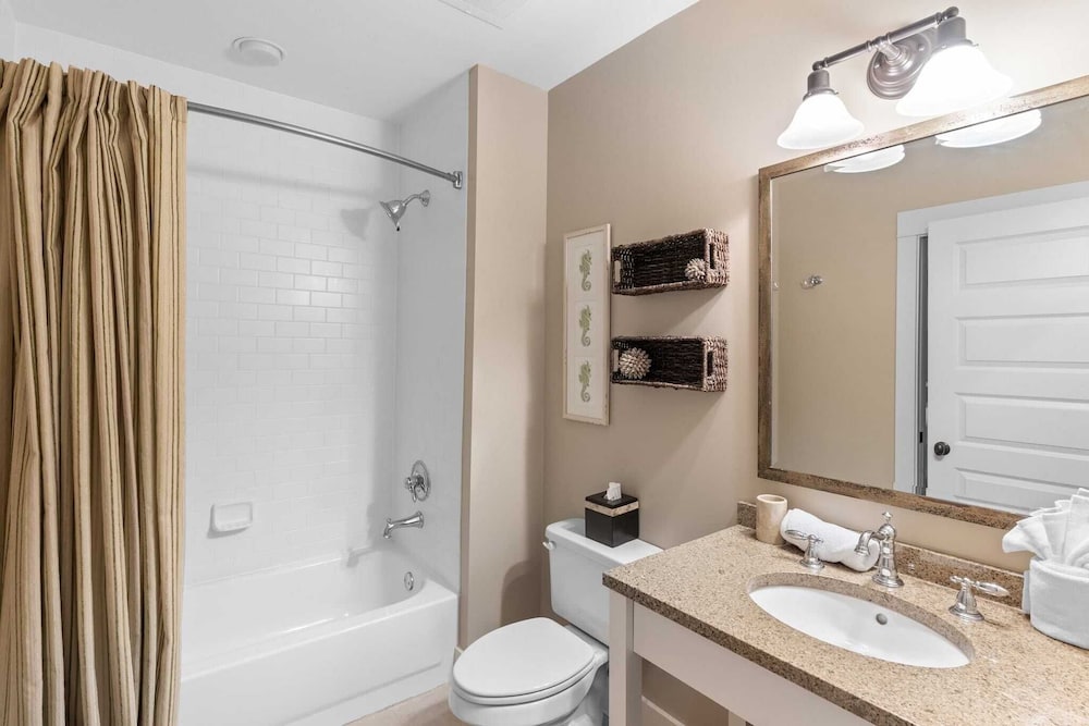 Salty Air & Blue Mountain Flair 3BR Condo w/ Pool, Balcony & Beach Access!
