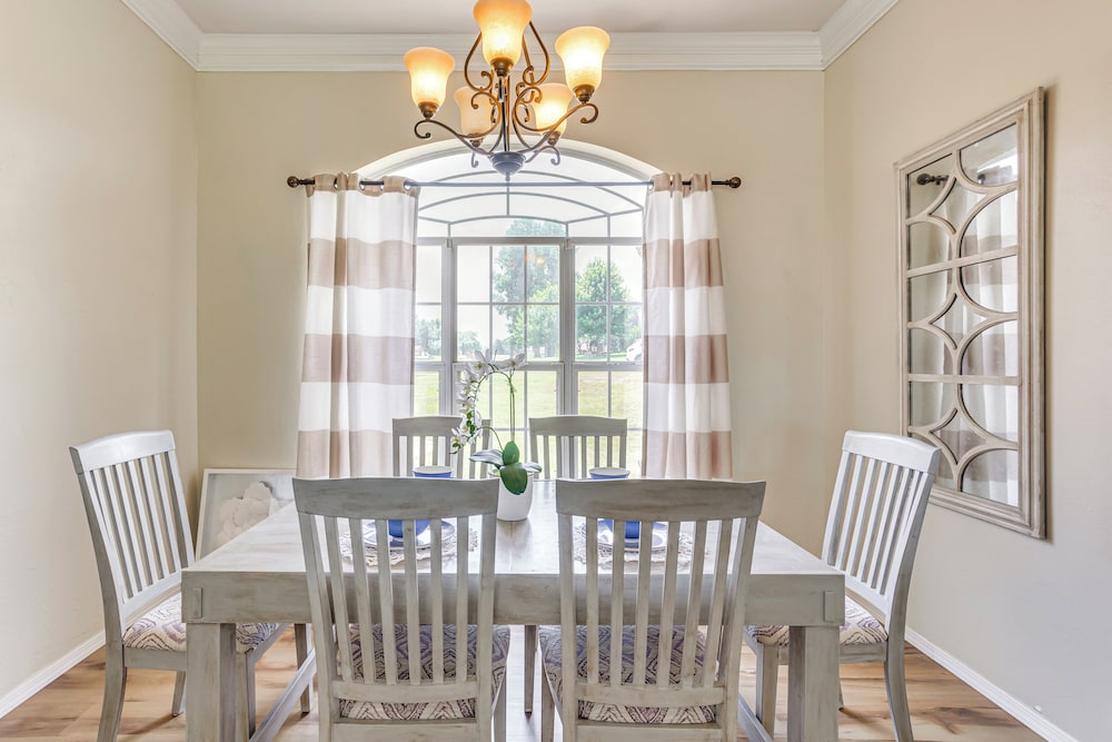 < 1 Mi to Oak Tree National: Cozy Getaway!