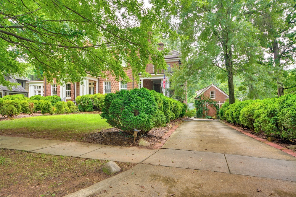 Walk to Main St: Historic High Point Carriage Home