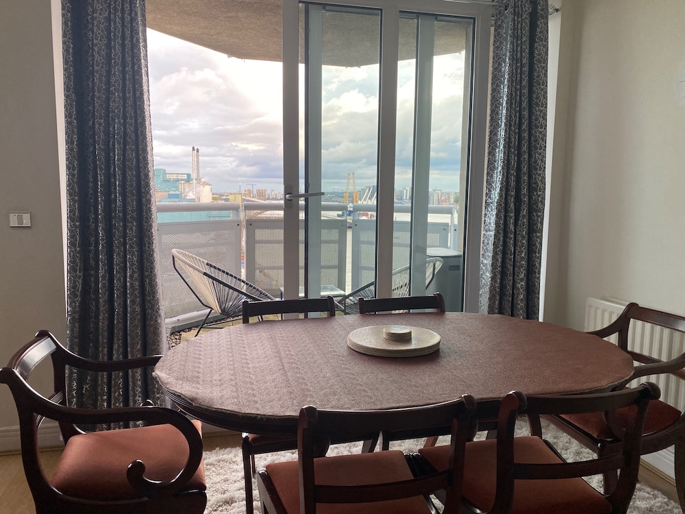 London Riverside Apartment-2 Bed-freep-balcony
