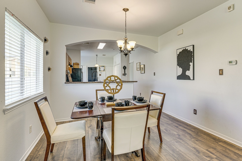 < 1 Block to Park: Family-friendly Houston Home!