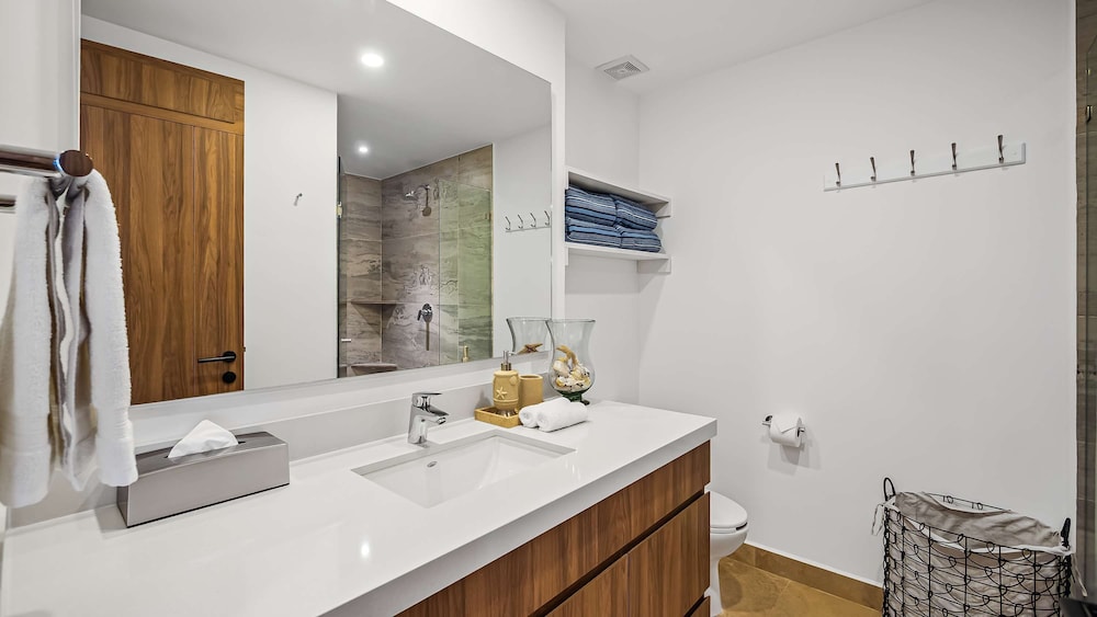 Oceanfront 1BR With Balcony - Sea View Pools