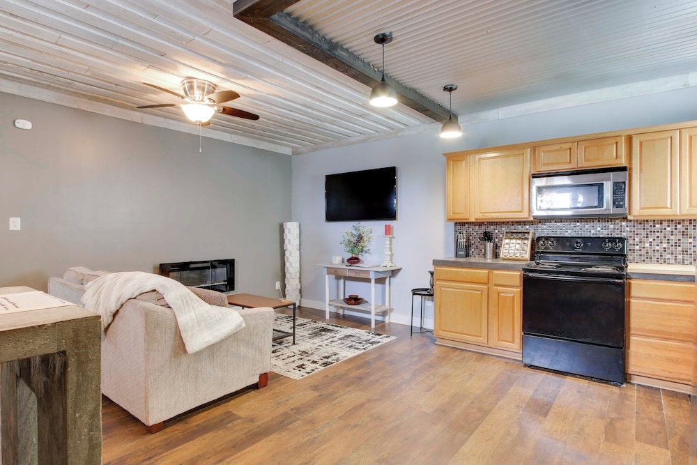 2 Mi to Self Regional MC: Updated Apartment