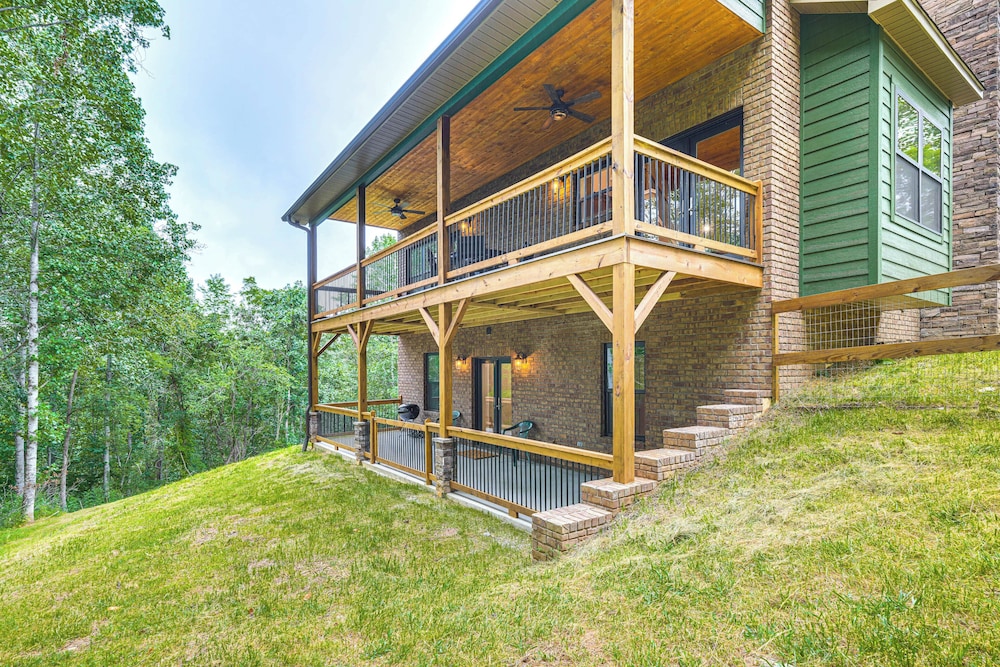 Long-range Views: Blue Ridge Mtn Cabin w/ 3 Decks