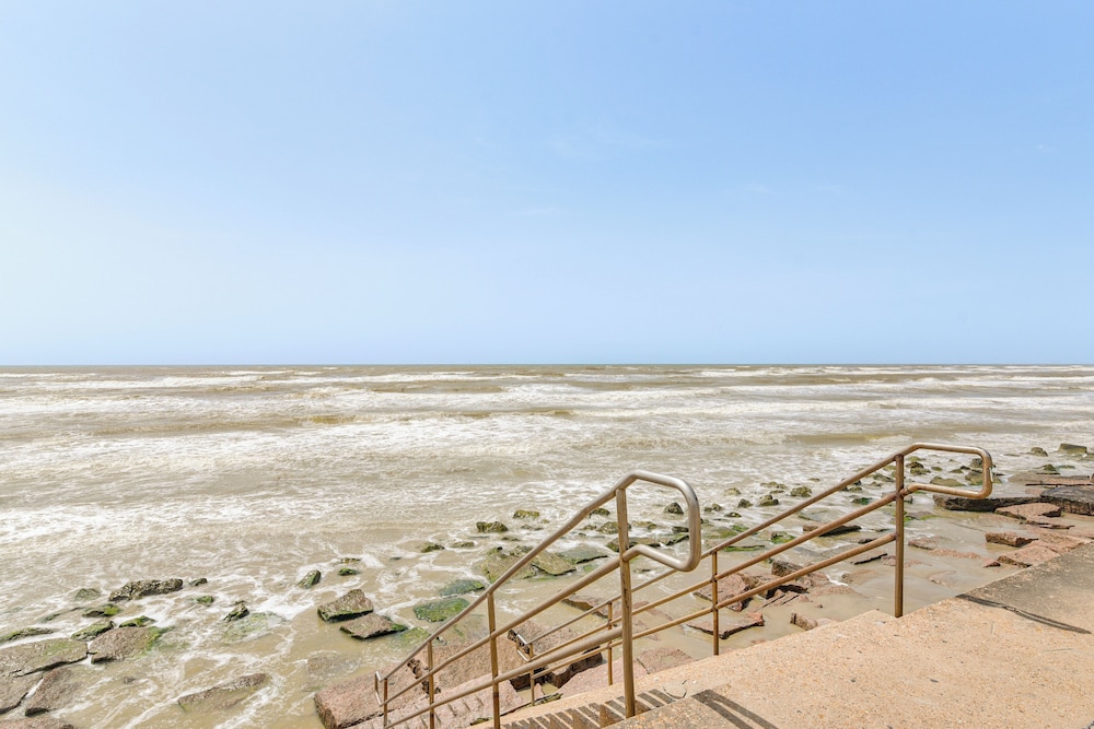 Walk to Beach: Pool-view Condo in Galveston!