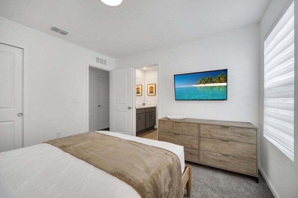 Movie Room, Pool, Theme Rooms Everything Included! 6 Bedroom Villa