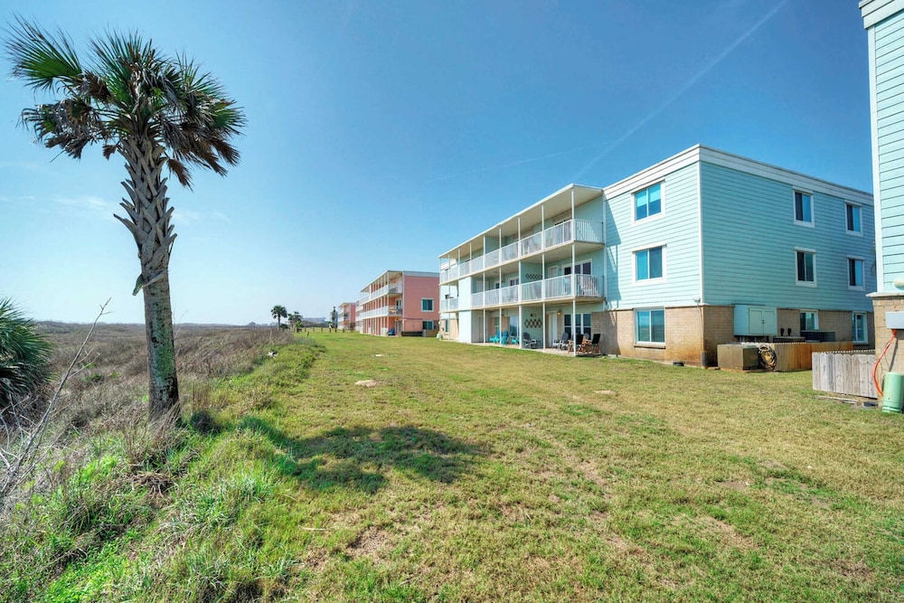 Sleeps 16 2 Beachfront Condos, Pool+pickleball+tennis Island Retreat Complex