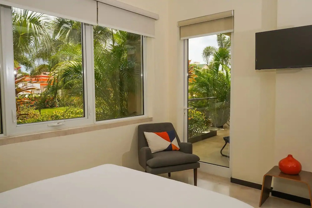 3BR Ground Level Eagle Beach Condo Pool GYM