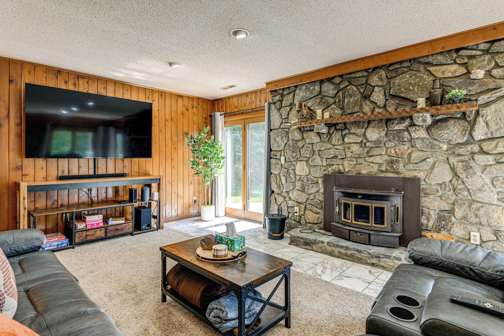 Ski, Hike & Fish: Mtn-view Maggie Valley Retreat