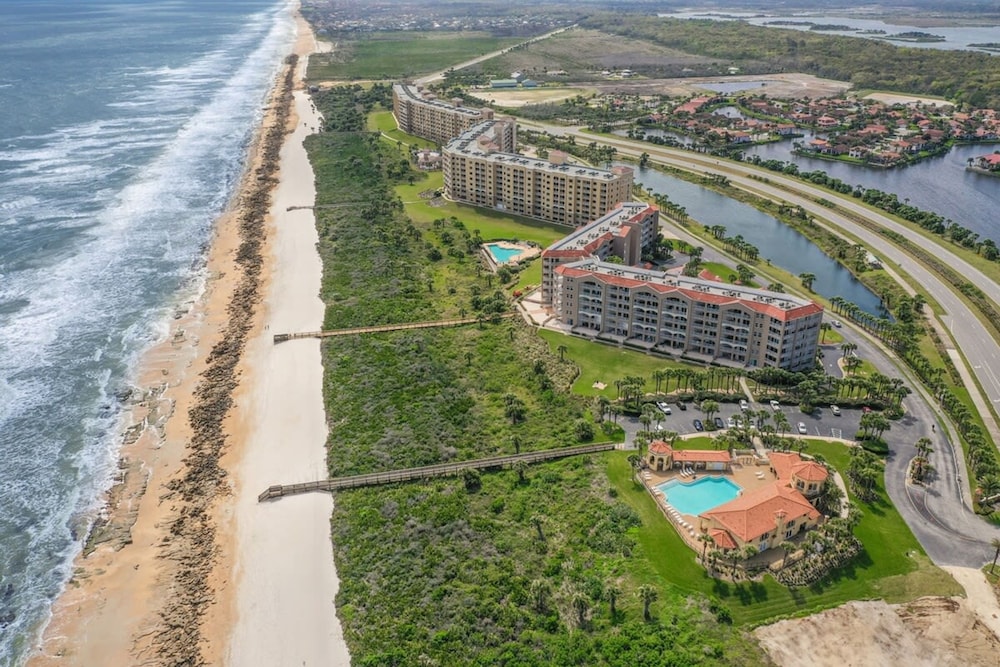 Oceanview Top-floor Penthouse in Surf Club Beach Pool Access