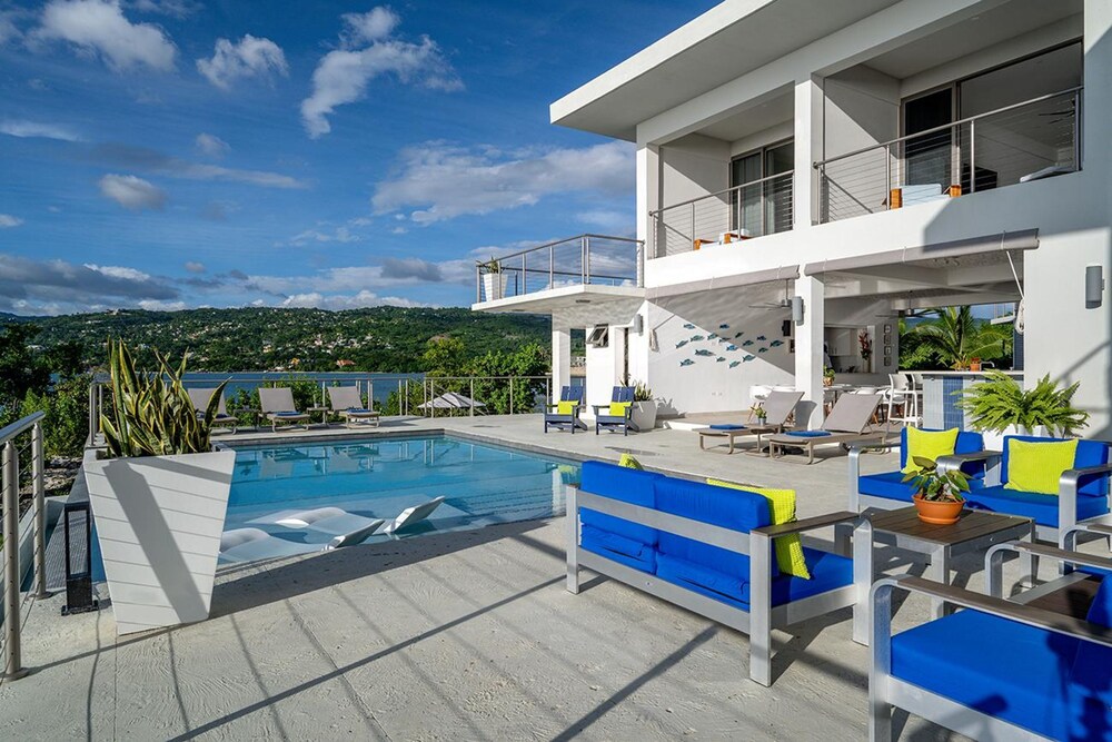 Santosha Whitehouse JM - 10 Bedroom Villa w Private Beach