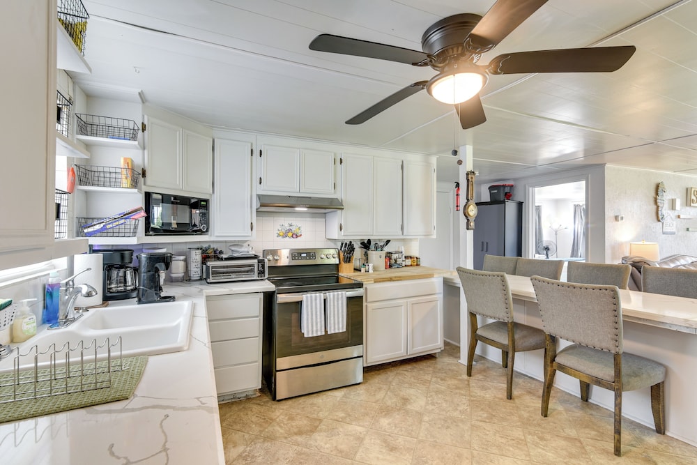 2 Mi to Public Beach: Pet-friendly Freeport Home!