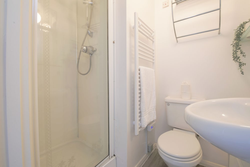 2 Bed Apartment Overlooking Water