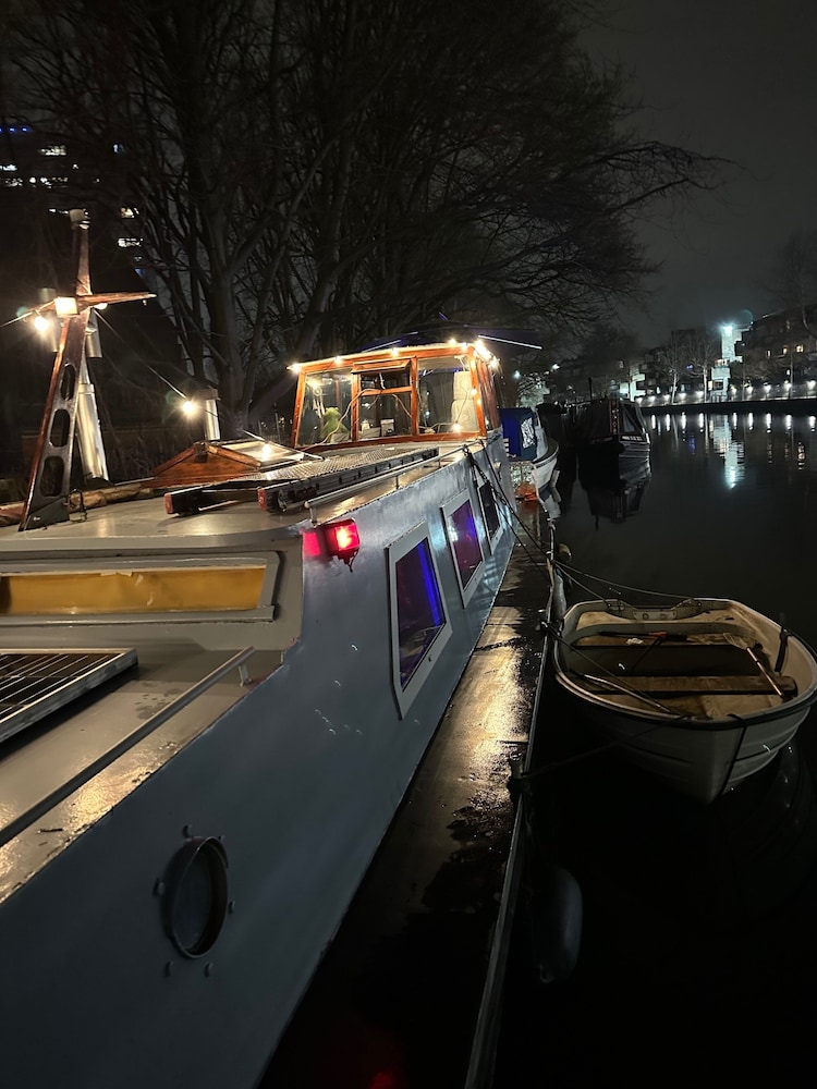 London Dutch Barge - Sleeps 3 & Cosy Fireplace