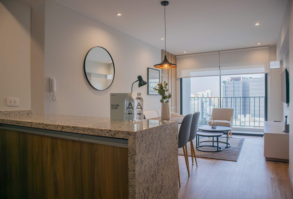 Picturesque 2BR With Fantastic Pool in Miraflores