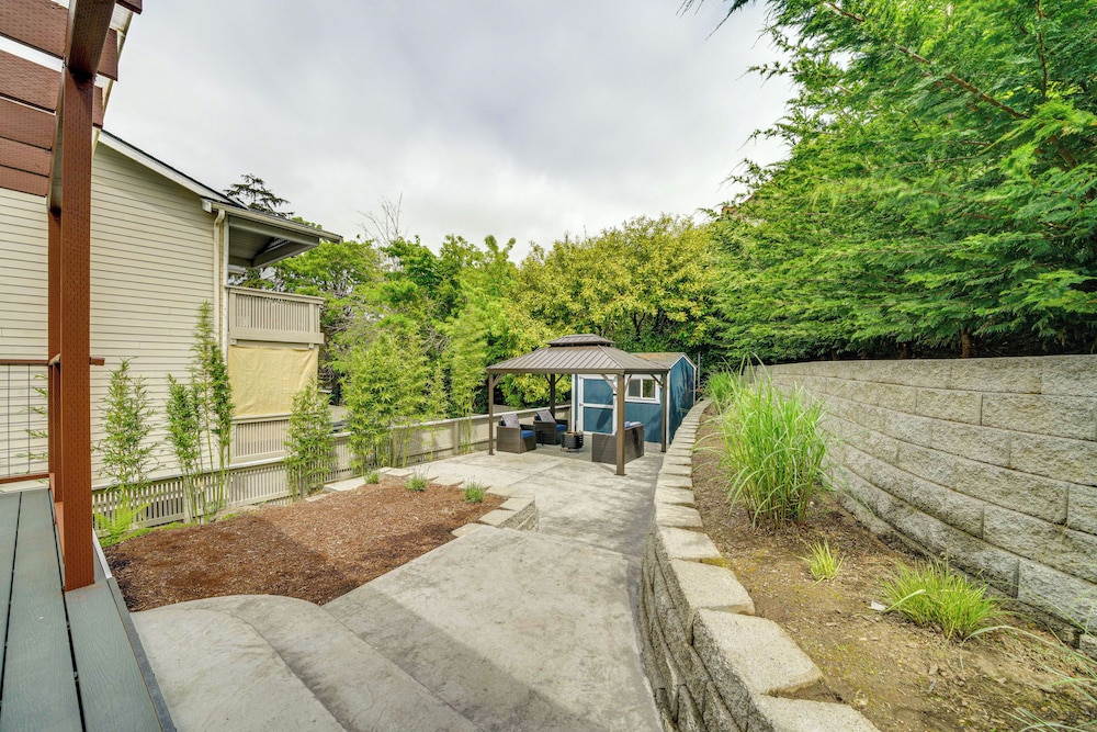 2 Blocks to Beach Park: Cozy Seattle Townhome