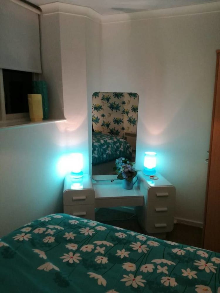 Flat - Sleeps 4 - Parking - Close to Airport view 3