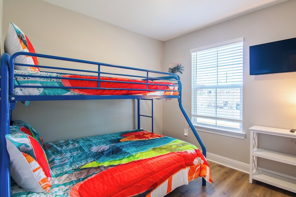 Stylish, Brand NEW 3 Bed Cottage, Beach Front, DOG Friendly!