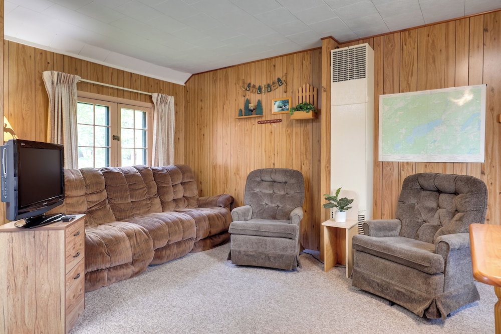 South Twin Lake Cabin w/ Dock, Steps to Water