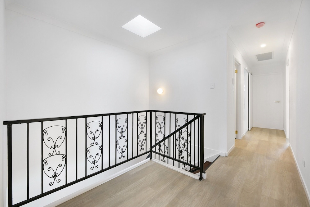 Spacious 4-bed Villa With Mediterranean Charm