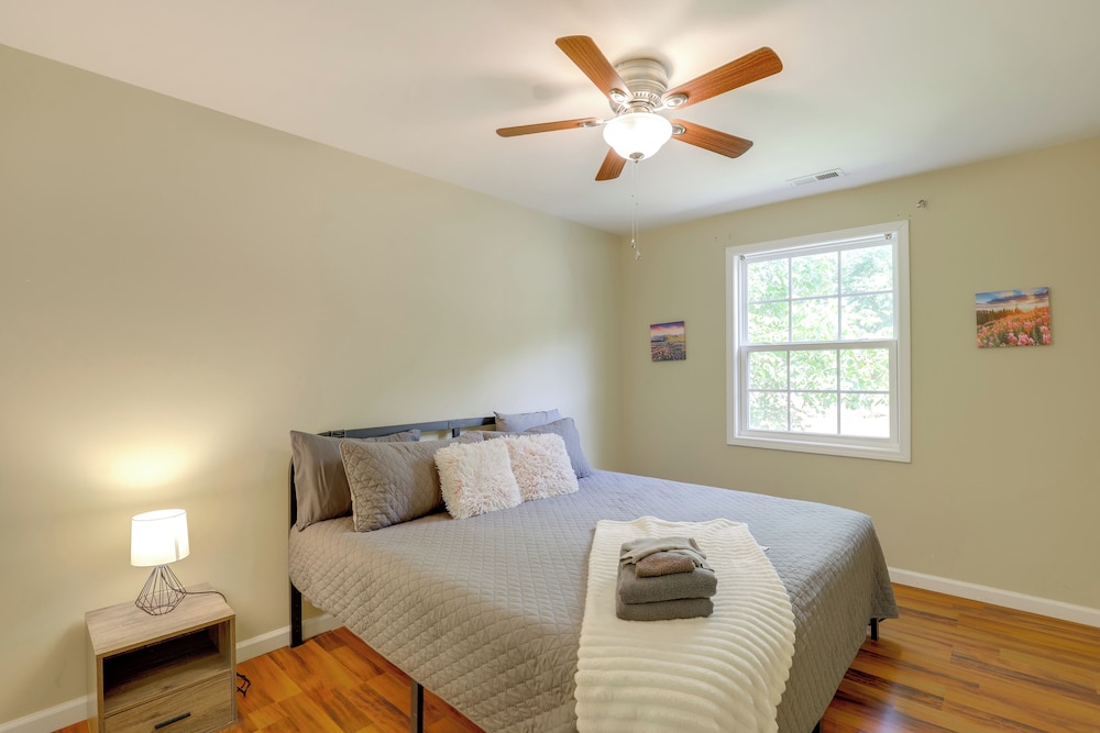 Family Home w/ Game Room, 3 Mi to Dtwn Asheville!