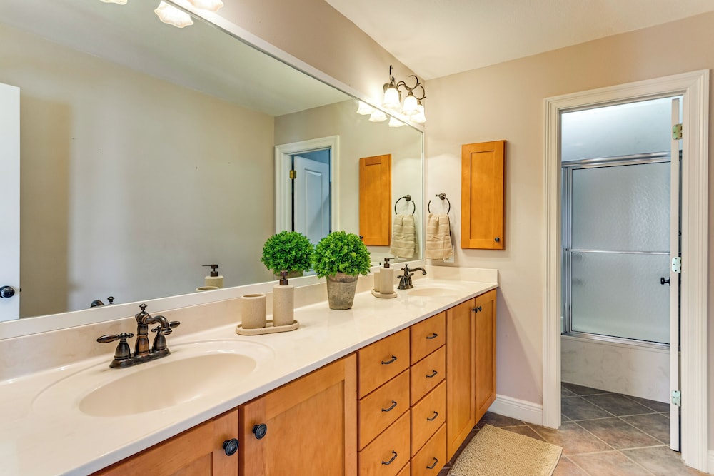 Steps to Bay: Tranquil Navarre Retreat w/ Balcony