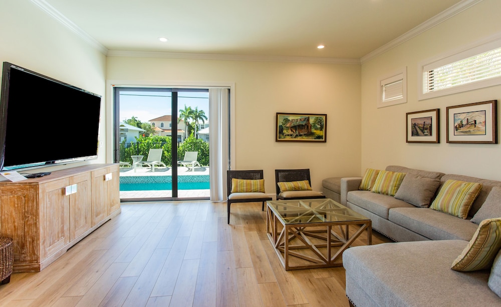 Sorrento Luxury Vacation Home: Expansive 5-Bedroom, 4.5-Bath Retreat with Private Pool, Hot Tub, and Pet-Friendly Accommodations – Just a Short Walk from S
