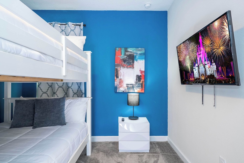 Stunning Game Room & Pool Jacuzzi Storey Lake 2799