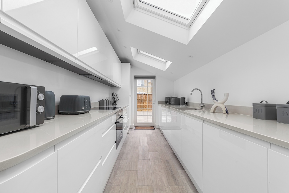 Spacious Room In Morden