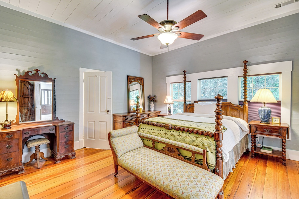 30 Acres & Pond: North Georgia Mtn Farmhouse