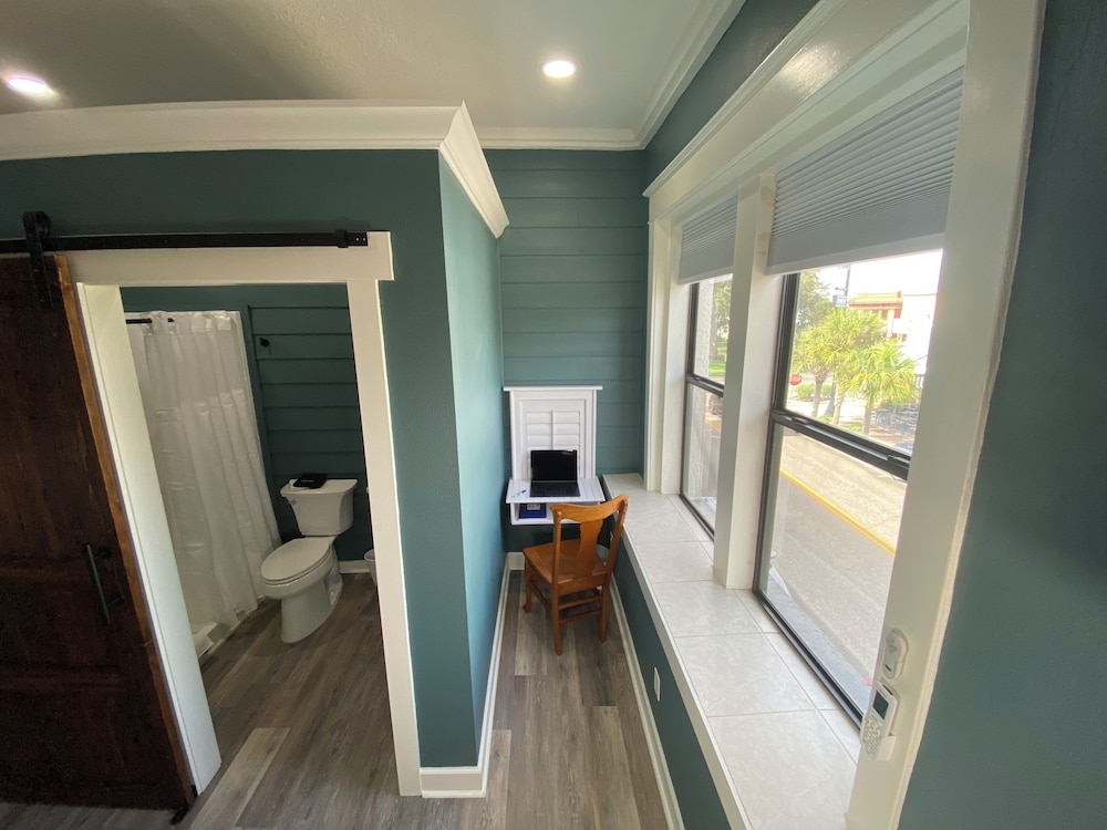 Sebring Vacations - The Roanoke Hotel - Property Image 9