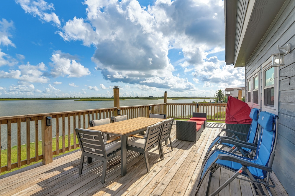 Private Home on Lagoon w/ Views in Hitchcock!