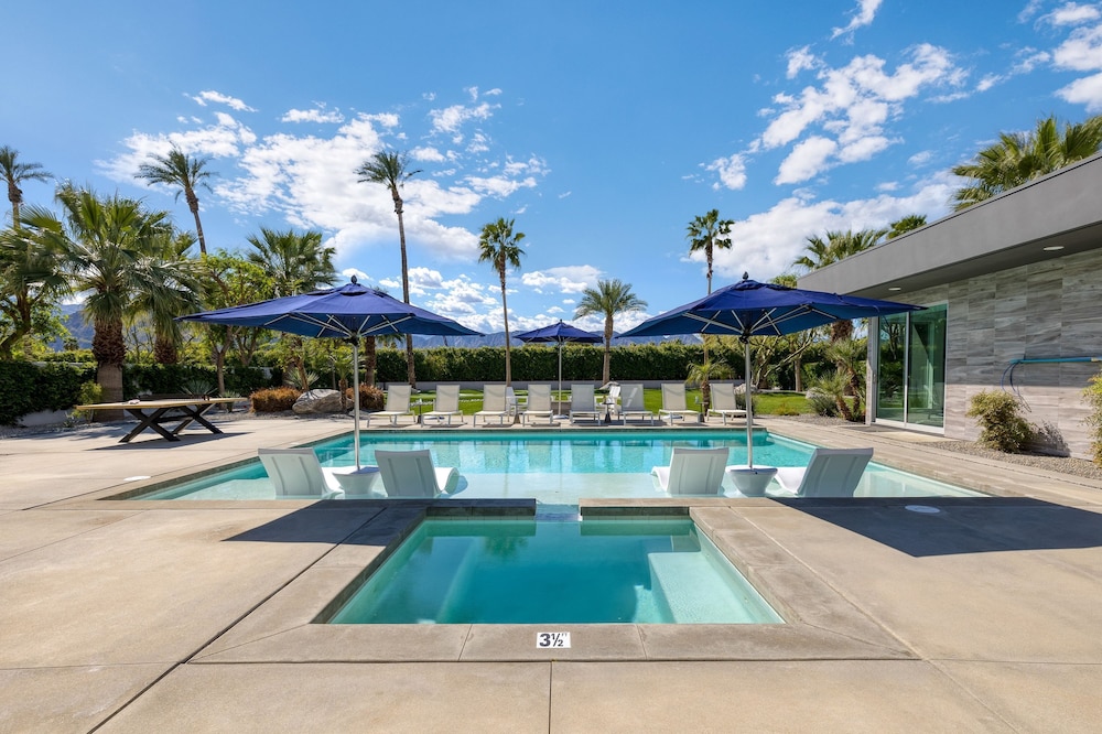 Polo Villa 3 by Avantstay Features Expansive Putting Green Pool Spa Outdoor Firepit 260328 6 Bedrooms