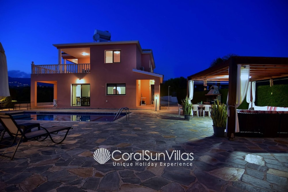 Family Villa Short Walk To Coral Bay Strip 5 Min and Pub, Shops etc