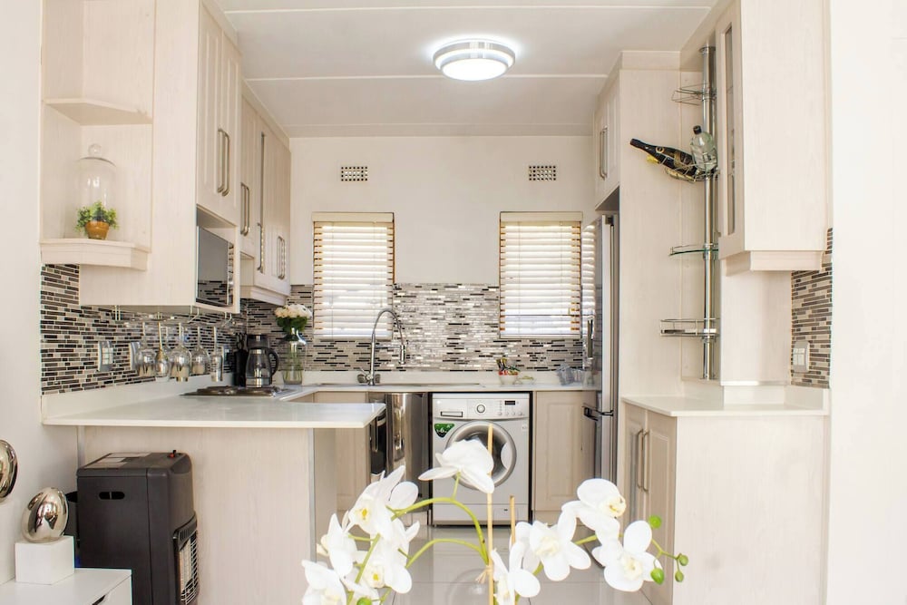 Beautiful 2 Bedroom Apartment Near Monte Casino
