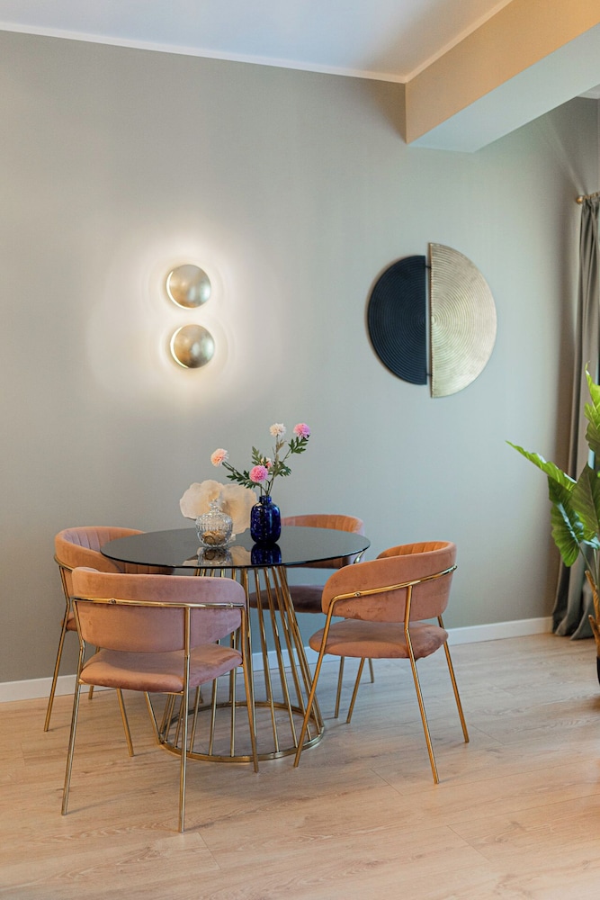 Designer 2-Bedroom Flat with Balcony & Full Amenities Steps from Piata Universitatii