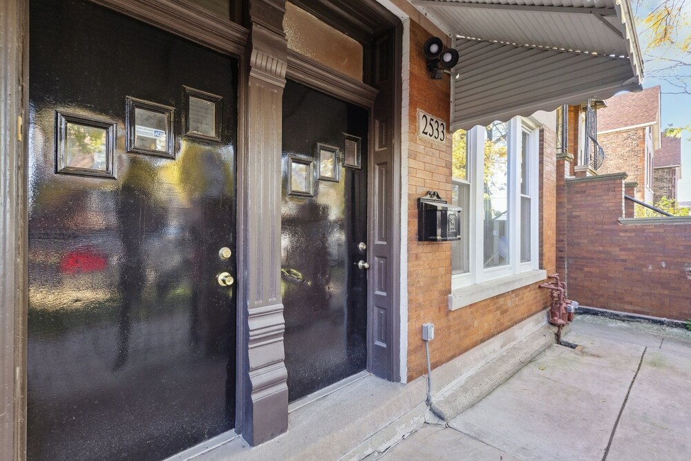 Chic Chicago Retreat 2 Bedroom Home by RedAwning view 3