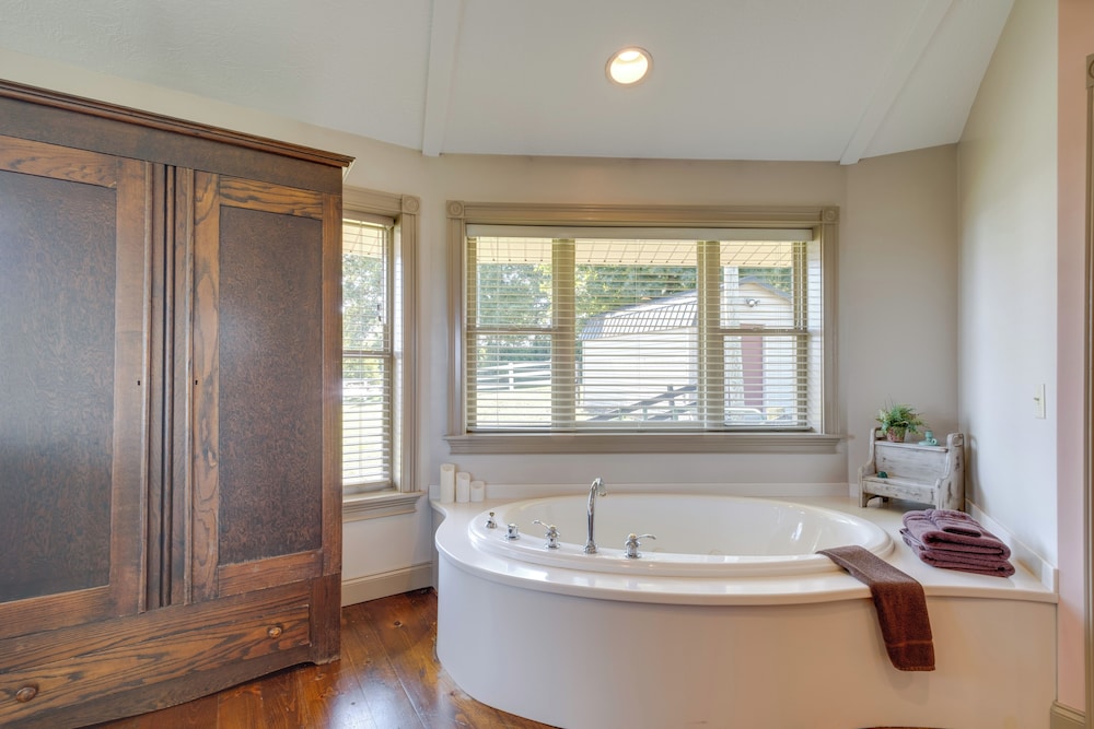 Millersburg Getaway w/ Amish Country Views!