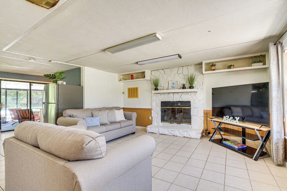 2 Mi to Manatees: Homosassa Home w/ Lanai!