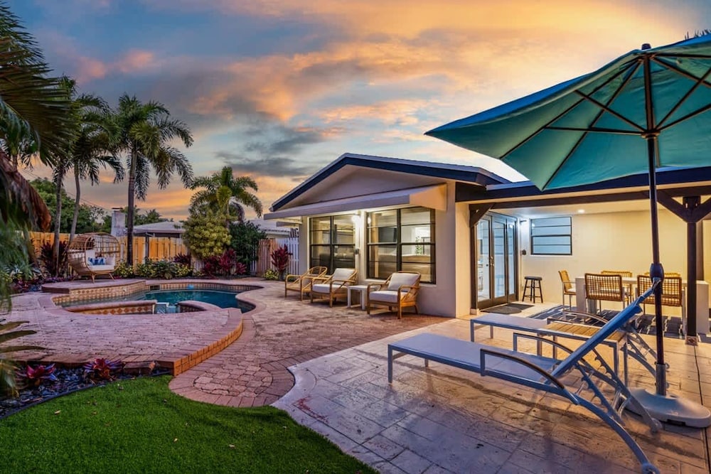 Tropical Getaway Heated Pool Patio Retreat