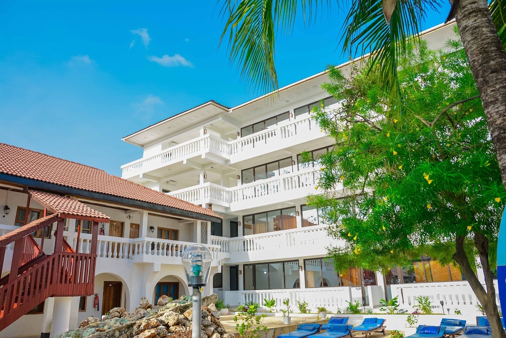 Best Western Jangwani Sea Breeze Hotel