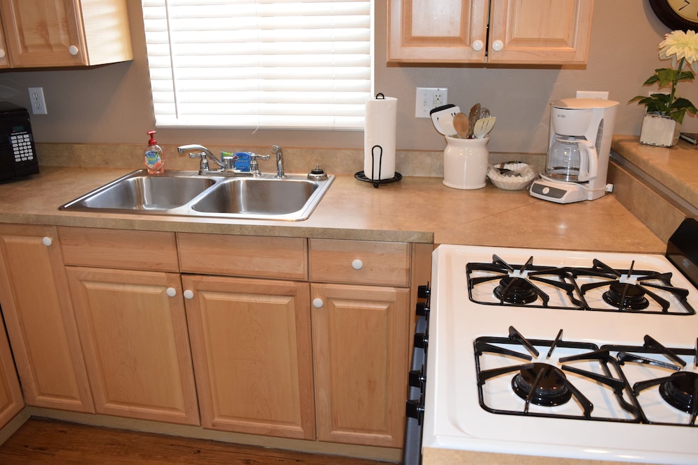 345 Hinds 2 Bedroom Cabin by RedAwning view 5