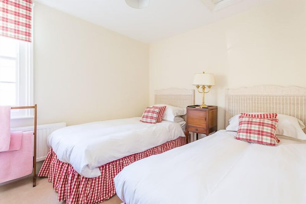 JOIVY Stylish 3 BR House with Patio, Short Walk to Regents Park & Harley Street