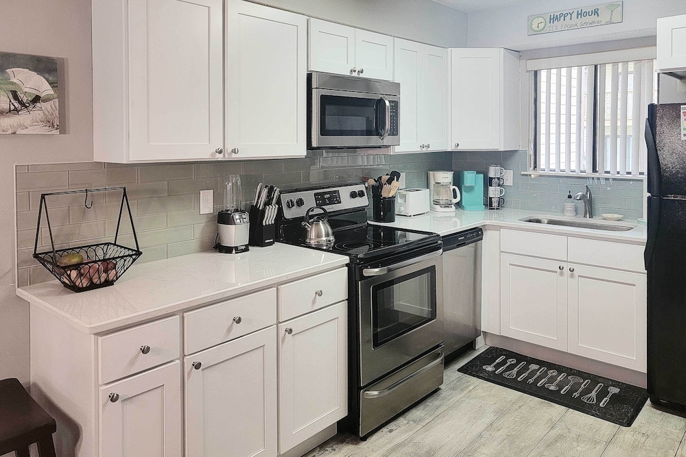 Beautiful PCB Townhome: Balcony & Resort Amenities