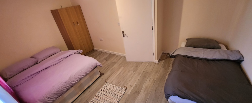 4 Bed House Sleeps 12 - Private Garden - Parking