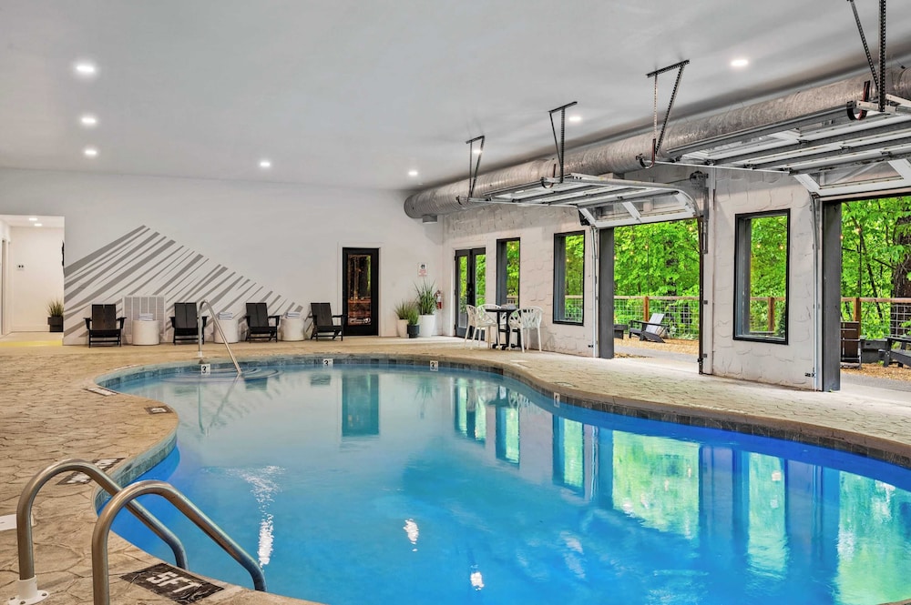 Firefly Mountain Suites Sleeps 36 Indoor Pool, Hot Tub, Game Room, Playground